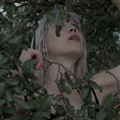 裸体美女张开双腿露黑毛
